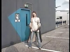 Rubia se desnuda y c ...